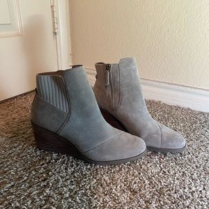 Gorgeous Soft Suede Winter TOMS Heather Gray Wedge Booties
